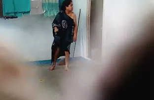 XXX یک دیدن کلیپ سکسی کم حجم مرد نوازش زبان کودک در صندلی در موقعیت 69