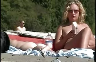 XXX جوان آرایشگر او را اغوا مشتری فیلمهای کم حجم سکسی سالمندان برهنه خود را و شروع به کار خانم در آسمان هفتم چون غار شده است بازدید یک عضو برای سال های بسیاری است. اما شادی نمی آخرین طولانی, آرایشگر, همسر آنها را می سوزاند و باعث یک رسوایی