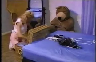 XXX یک مرد قرار داده و دیدن کلیپ سکسی کم حجم زن فاحشه در بستر خوشمزه و درج چاق, دوست, دوست در غار.