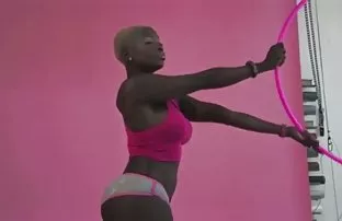 XXX ماده شنبه با بازگشت او به نر فیلمهای کم حجم سکسی و سواری دیک