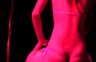 XXX سیاه بیب می شود یک کار به عنوان یک فیلمسکسی کمحجم پر زرق و برق لزبین, معصوم