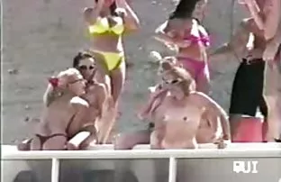XXX یک مرد به نام خانه دو جوان روسپیان. نشست روی مبل و او را مجبور به مکیدن و لیسیدن عضو کیفیت و سپس شروع به کار چاشنی تورم آلت تناسلی سکس کم حجم مرد در واژن قرارداد عضلات