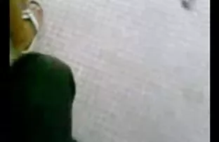XXX مرد او کلیپ های سکسی کم حجم را زبون زدن مهبل سبزه