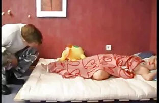 XXX بچه ها روشن جوان با جوانان بزرگ در فیلم کم حجم سکسی