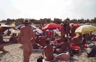 XXX خوب هر کس و از دیدن کلیپ سکسی کم حجم آن لذت ببرید بر روی مبل قرمز